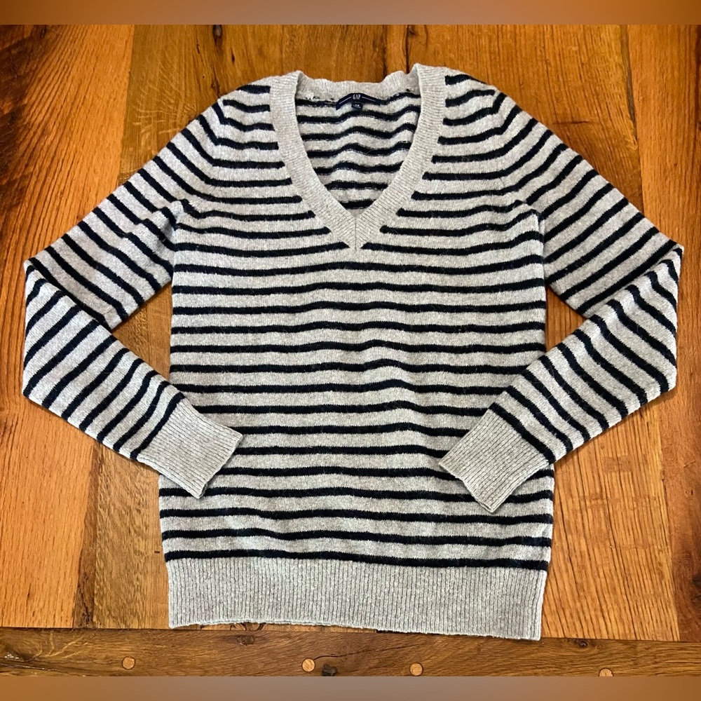 Gap V-Neck Stretch Gray and Blue Striped Sweater, Great for Layering, Size XS